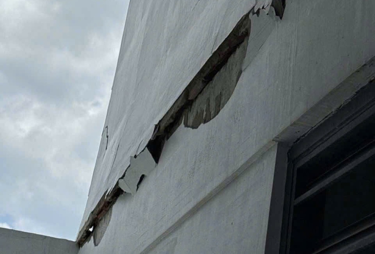 Chung cư ở TPHCM xuất hiện vết nứt hở 5cm, dài 4m khiến hàng trăm cư dân bất an