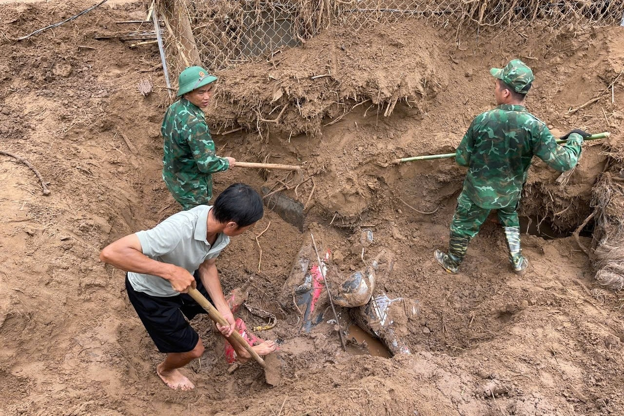 Đào bùn, bới đất dày hơn 1m để tìm xe máy, két sắt... bị vùi lấp sau trận lũ
