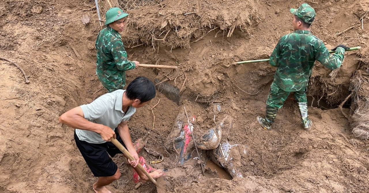 Đào bùn, bới đất dày hơn 1m để tìm xe máy, két sắt... bị vùi lấp sau trận lũ