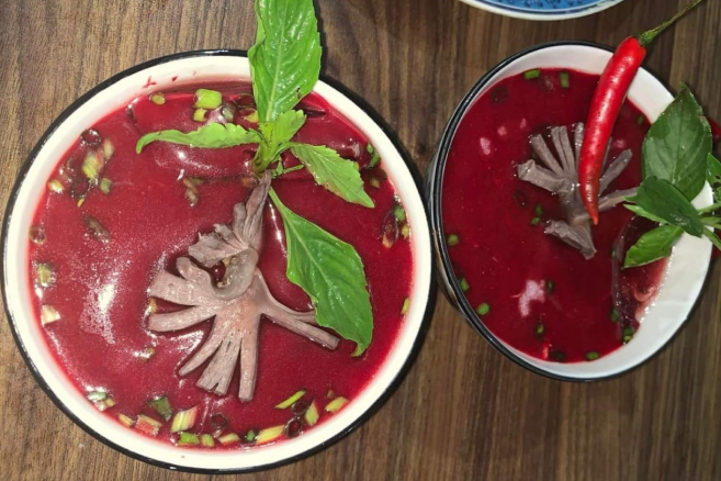 Hai người đàn ông điếc vĩnh viễn sau khi ăn tiết canh