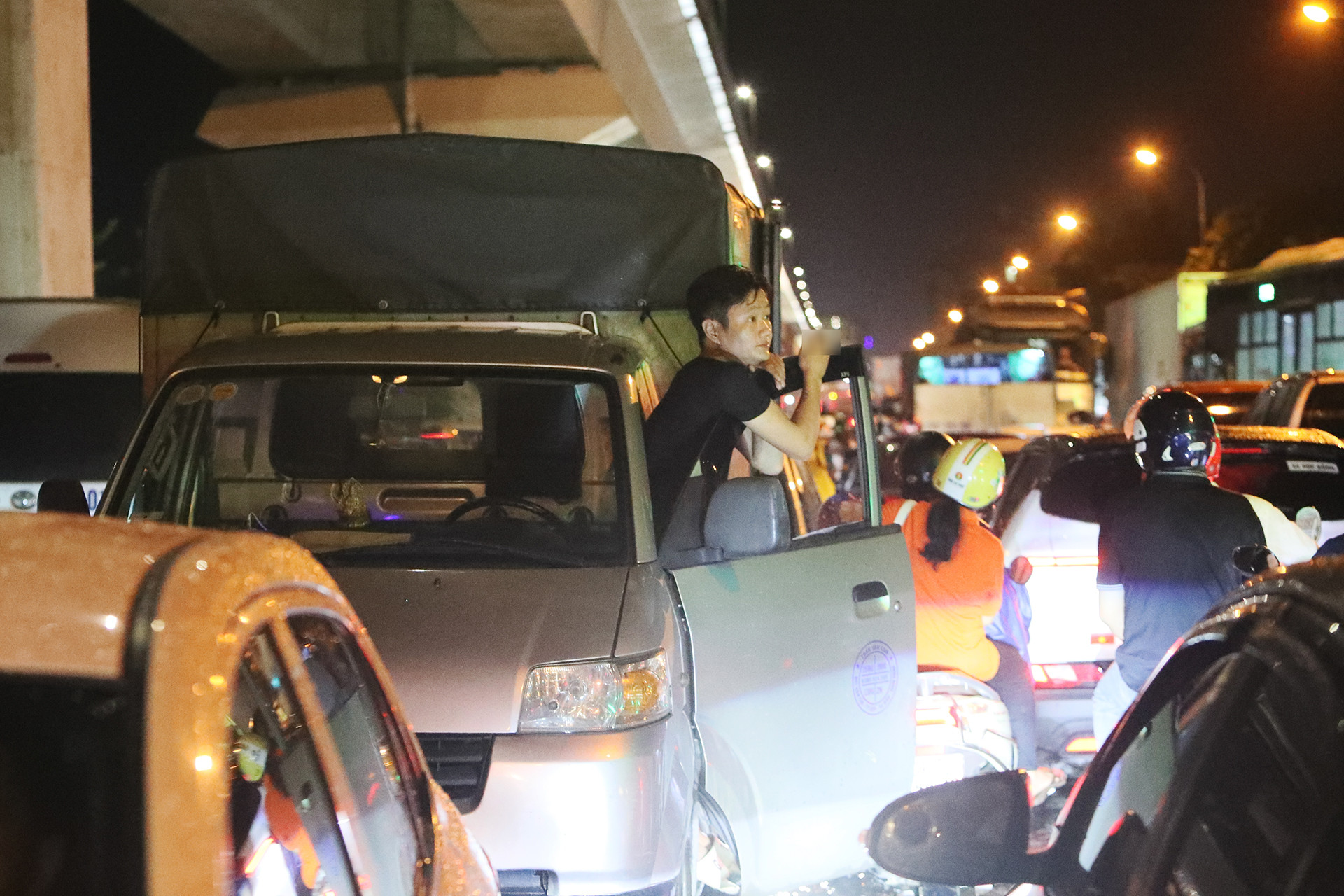 Sau cơn mưa lớn, đường ở Hà Nội ngập nửa mét, ùn tắc đến đêm
