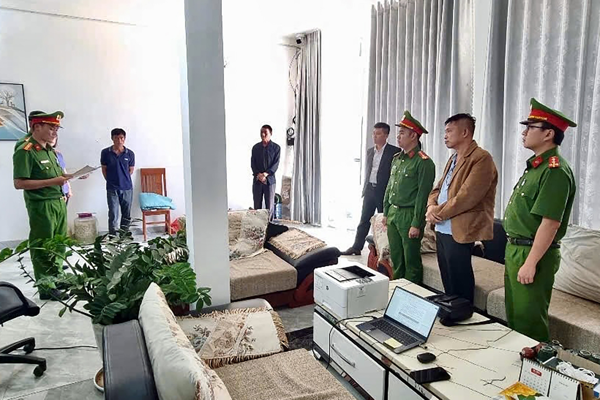 Ông Nguyễn Khắc Hùng (thứ hai bên phải qua) nghe đọc quyết định khởi tố vụ án, bắt tạm giam. Ảnh: N.X.jpg