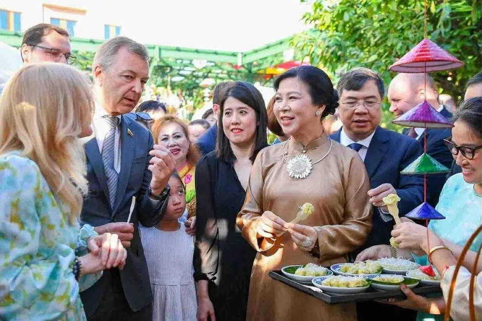 Phu nhân Ngô Phương Ly cùng bạn bè Nga xem múa rối nước, thưởng thức cốm, cafe