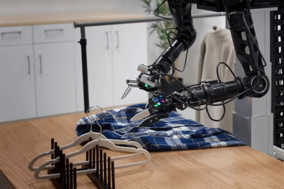 Robot Trung Quốc biết móc quần áo, lau dọn bàn ăn