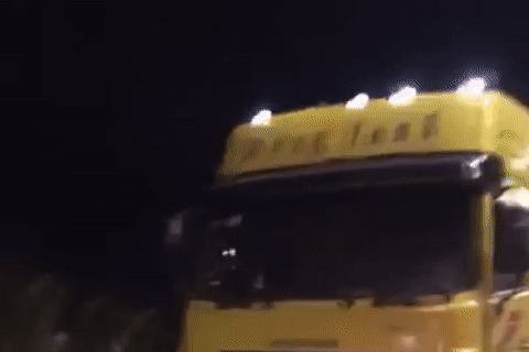 Tài xế biểu hiện 'tỉnh như sáo' trên cao tốc, cảnh sát chỉ ra điểm bất thường