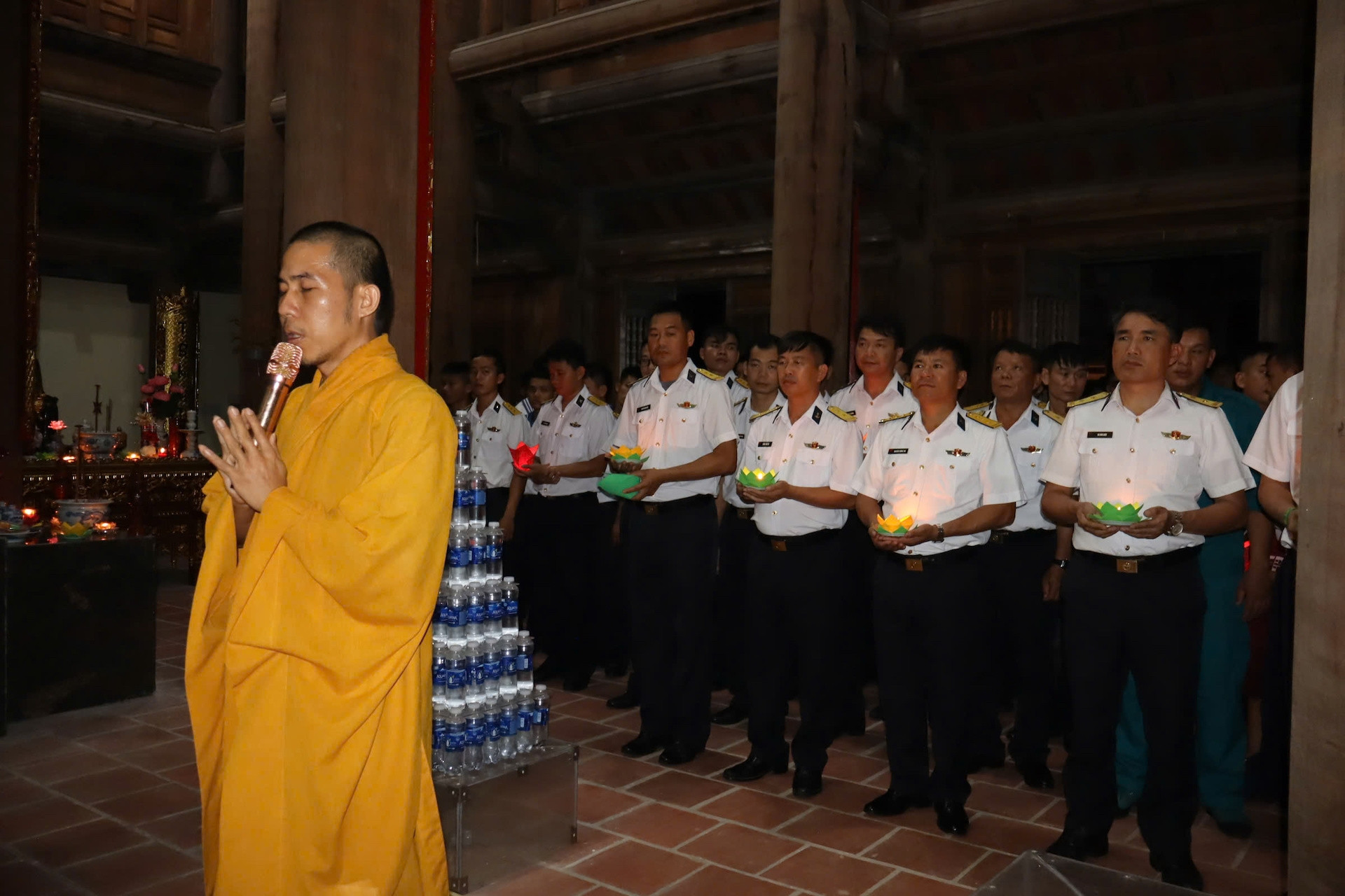 Thả đèn hoa đăng xuống biển tưởng nhớ Anh hùng liệt sĩ Trường Sa