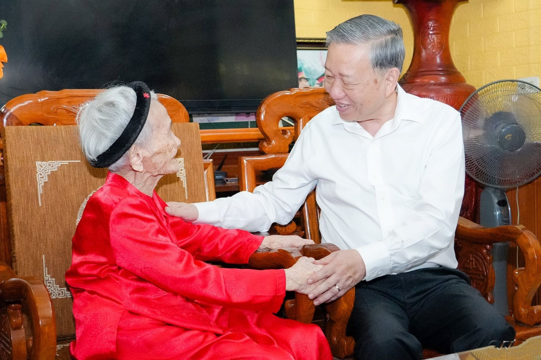 Tháng Bảy lắng hồn thiêng sông núi!