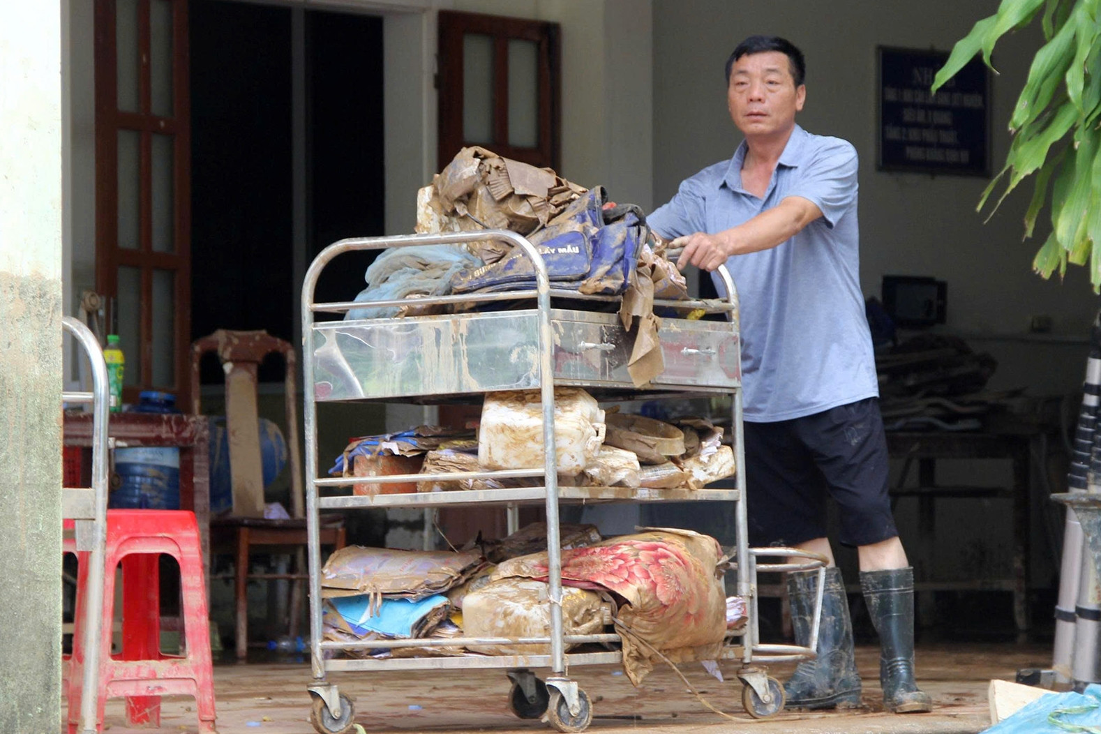 Thời khắc 140 bệnh nhân tháo chạy trong đêm khi cơn lũ dữ ập đến