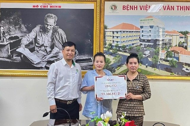 Trao gần 94 triệu đồng của bạn đọc giúp đỡ em Nguyễn Mộng Tuyền bị bỏng nặng