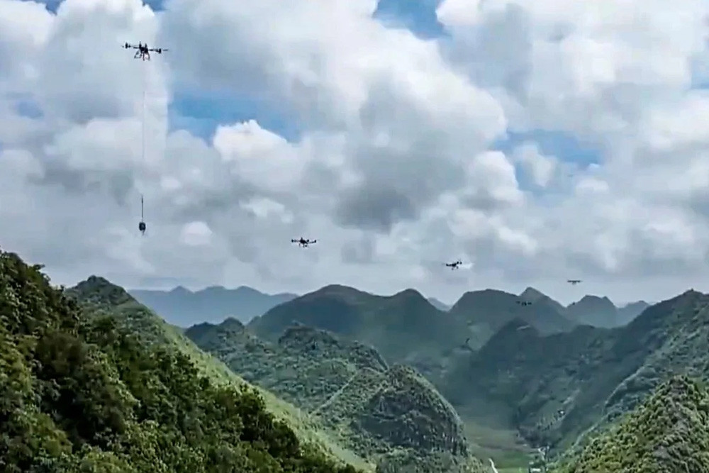 Trung Quốc gây sốc, dùng UAV chuyển 180 tấn hàng lên núi lắp điện mặt trời