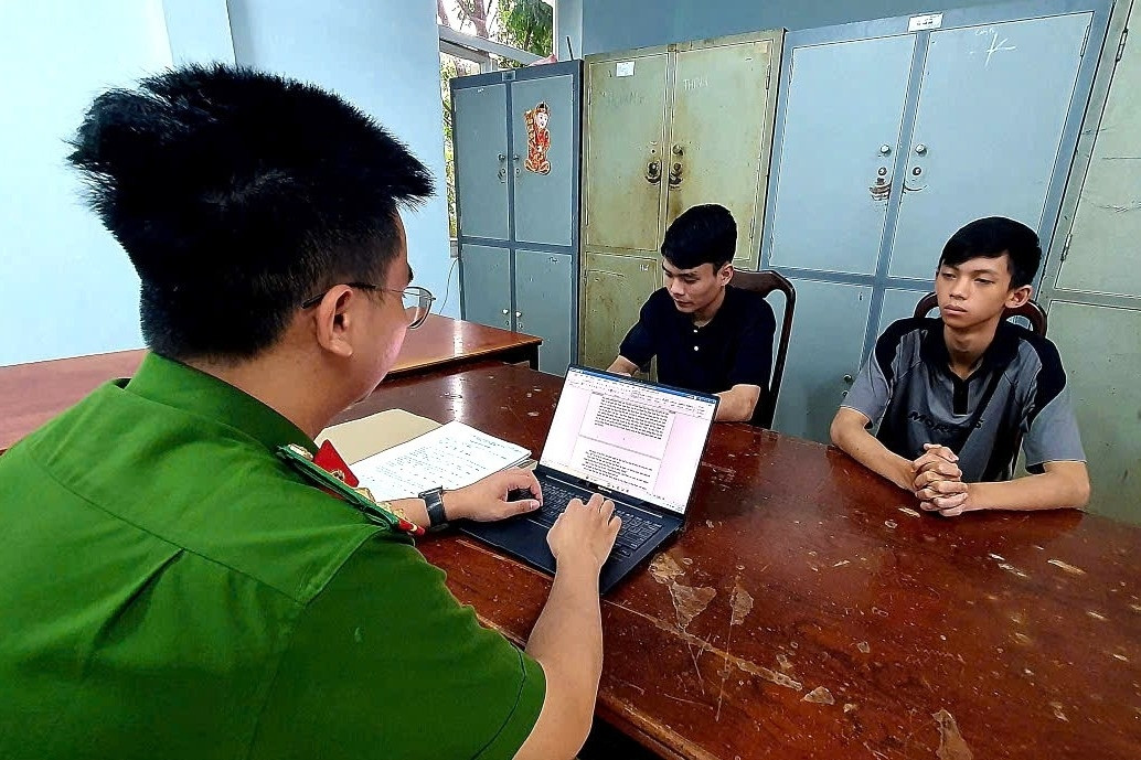 Bắt 2 đối tượng để điều tra hành vi giết người tại quán lẩu nướng đêm