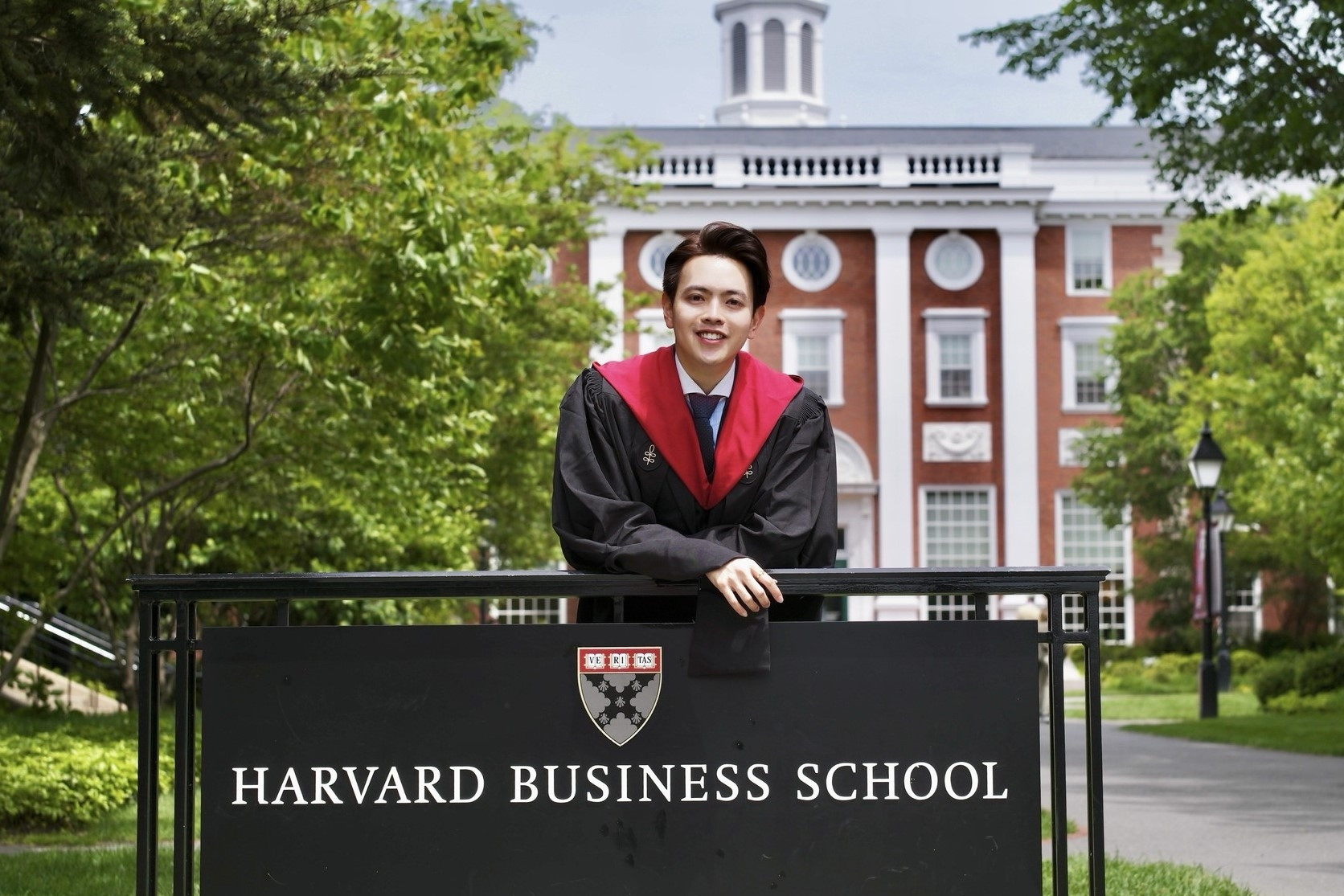 Bỏ giấc mơ làm nghệ sĩ, chàng trai Ngoại thương trở thành thạc sĩ Harvard