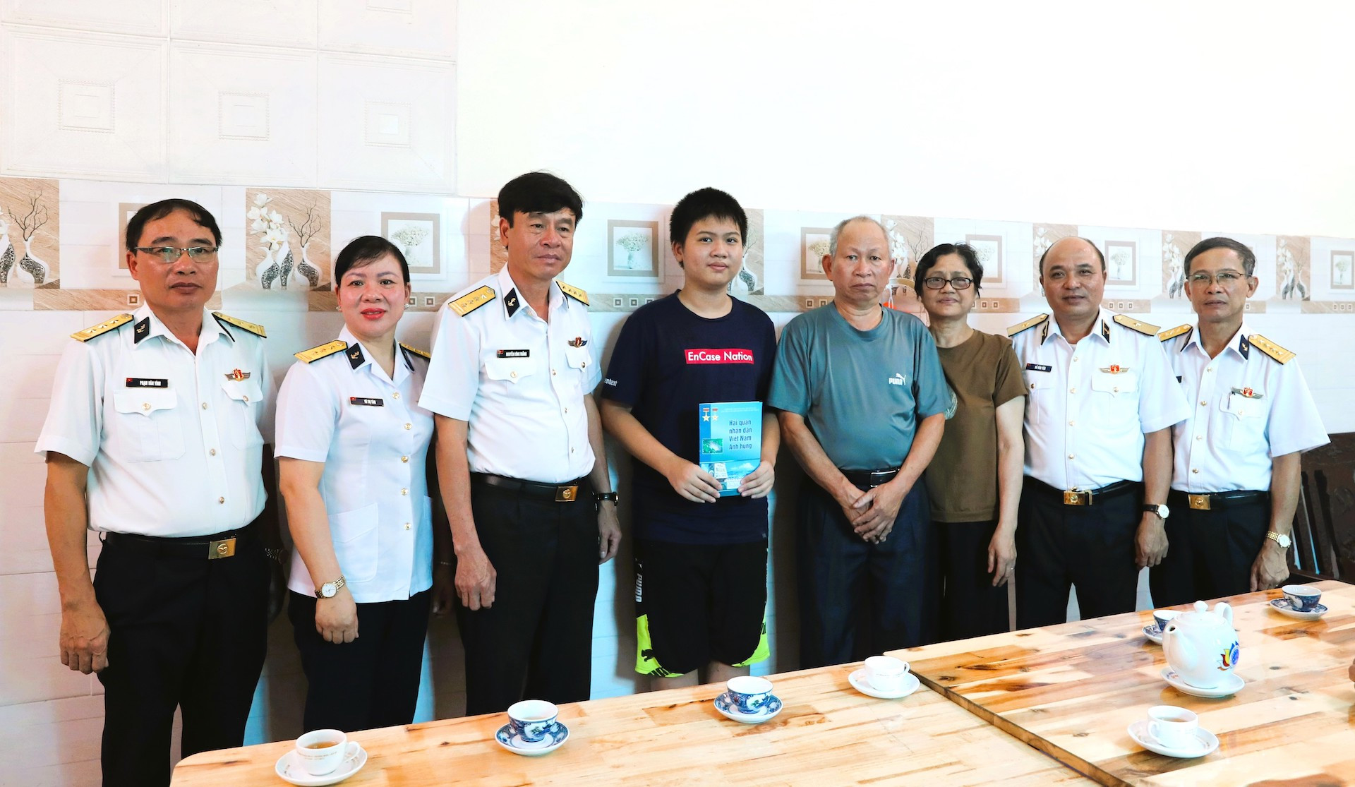 Chuẩn Đô đốc Đỗ Văn Yên, Phó Chính ủy Hải quân cùng đoàn công tác Quân chủng Hải quân tặng quà thân nhân gia đình liệt sĩ Lưu Anh Tuấn tại Hải Phòng. Ảnh PV.jpg