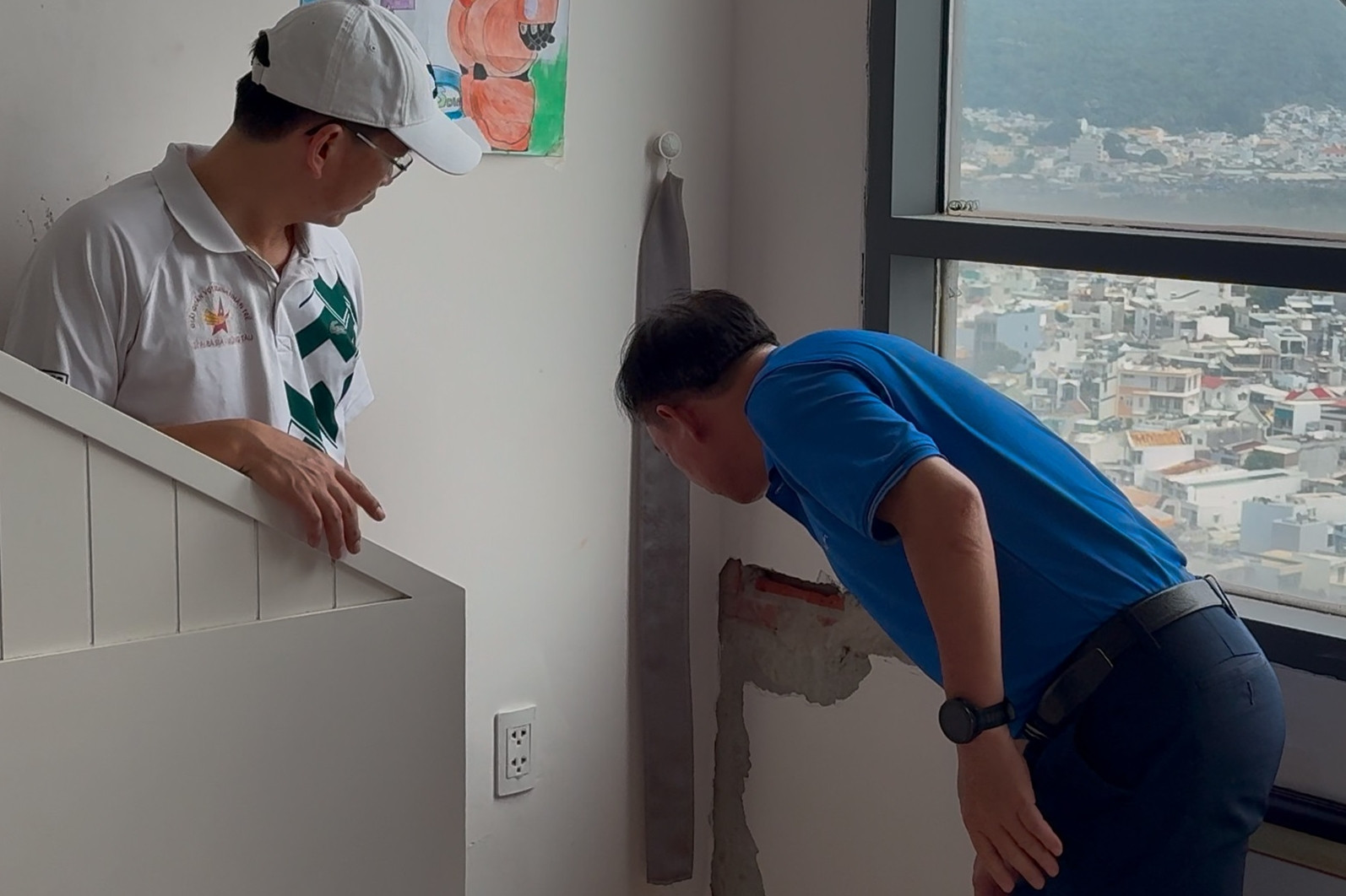 Chung cư ở TPHCM xuất hiện vết nứt hở dài 4m: Di dời hộ dân bị ảnh hưởng