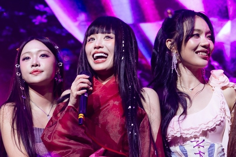 Han Sara cùng dàn 'em xinh' đấu giá đĩa ủng hộ Nghệ An