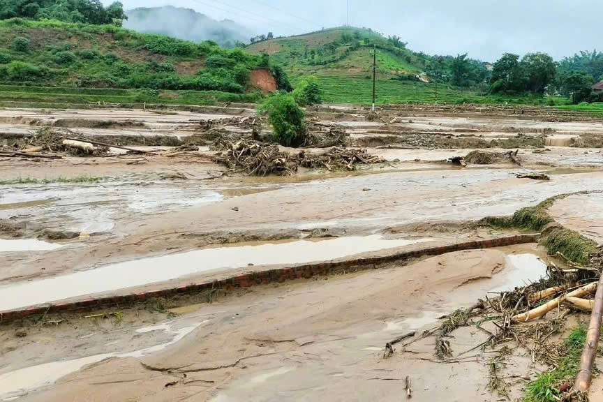 Lũ quét bất ngờ xuất hiện trong đêm cuốn bay nhà dân ở Điện Biên