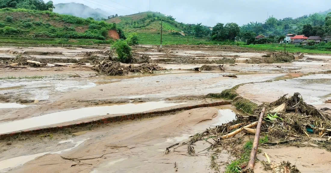 Lũ quét bất ngờ xuất hiện trong đêm cuốn bay nhà dân ở Điện Biên