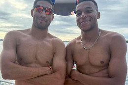Mbappe không lo bị sụt 6kg, khoe cơ bắp với bạn thân Hakimi