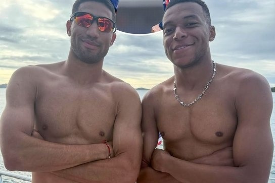 Mbappe không lo bị sụt 6kg, khoe cơ bắp với bạn thân Hakimi