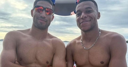Mbappe không lo bị sụt 6kg, khoe cơ bắp với bạn thân Hakimi