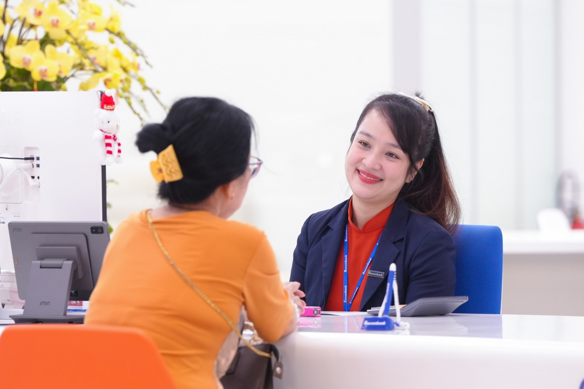 Ngân hàng đóng cửa loạt điểm giao dịch; tính thuế cao chuyển nhượng chứng khoán