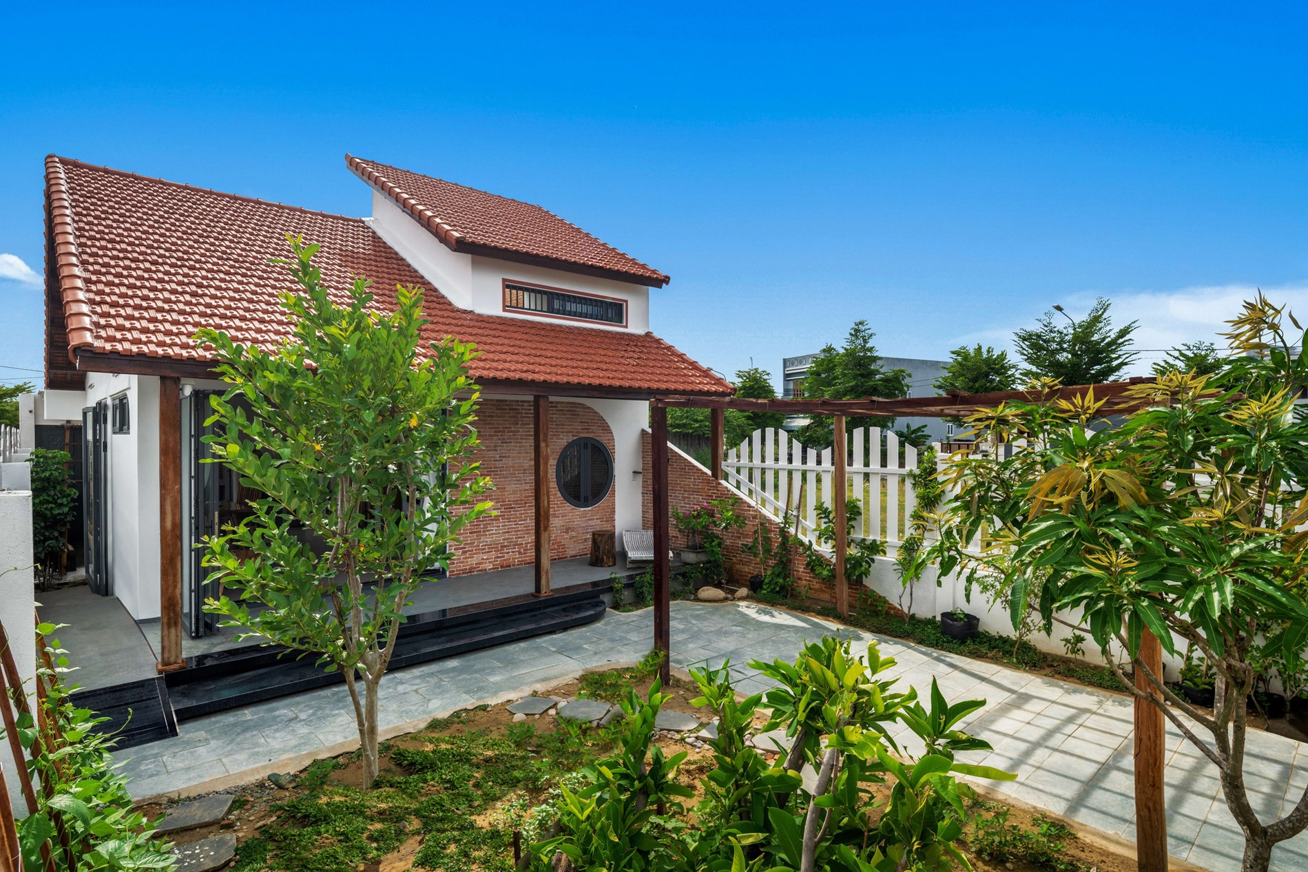 Gia đình ở Đà Nẵng làm ngôi nhà đẹp lạ 'chẳng giống ai', nhìn như tranh vẽ