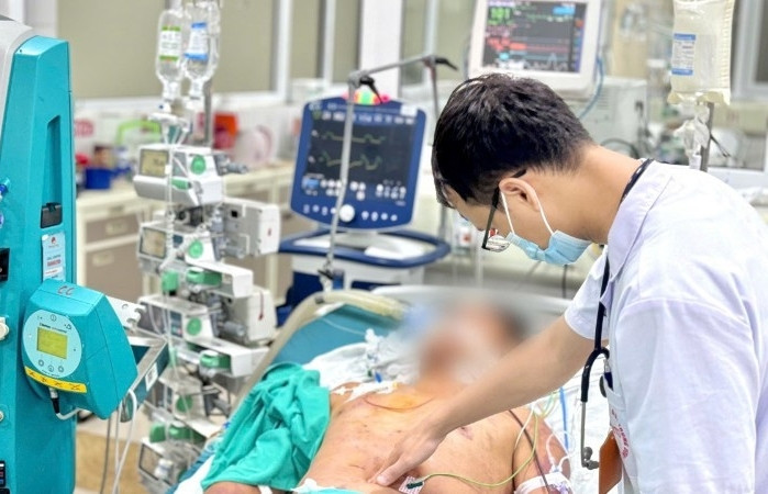 Người đàn ông mắc liên cầu lợn sau khi chế biến tóp mỡ bị đứt tay