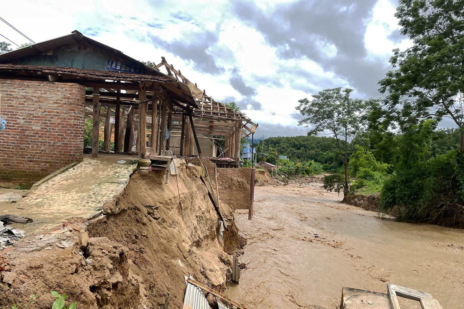 Nhà cửa bị xé toạc sau trận lũ quét trong đêm ở Điện Biên