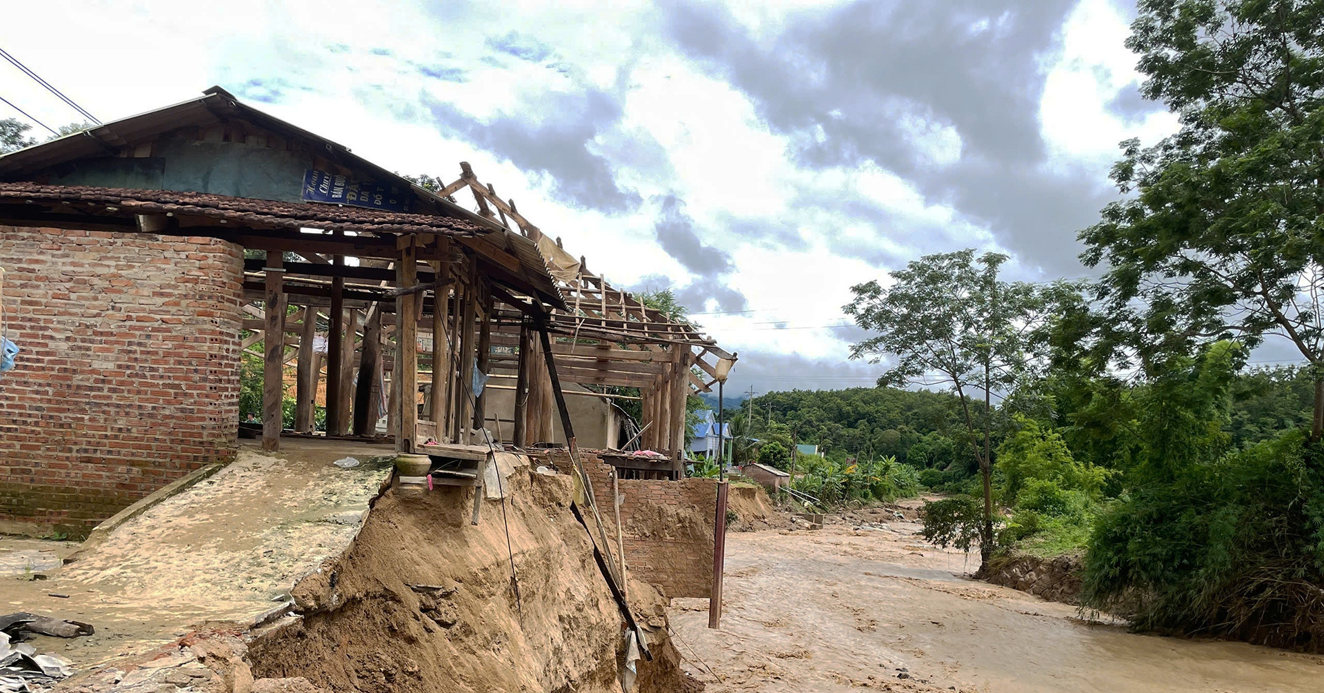 Nhà cửa bị xé toạc sau trận lũ quét trong đêm ở Điện Biên