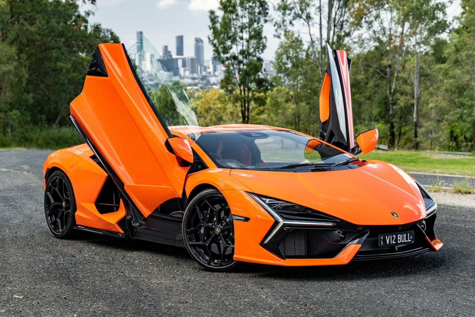 Siêu xe Lamborghini Revuelto cùng mẫu Minh Nhựa đặt mua gặp lỗi cửa ‘tự sát’