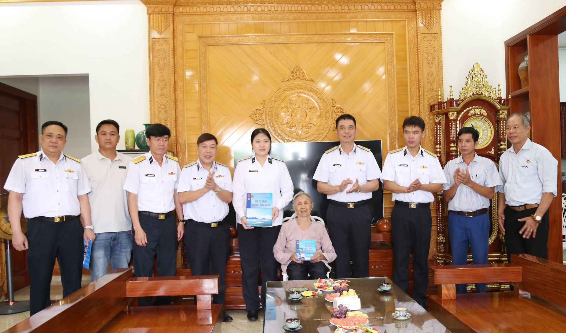 Thiếu tướng Nguyễn An Phong, Bí thư Đảng ủy, Chính ủy Hải quân cùng đoàn công tác tặng quà thân nhân liệt sĩ Hoàng Đức Khoa tại phường Bạch Đằng, TP. Hải Phòng. Ảnh PV.jpg