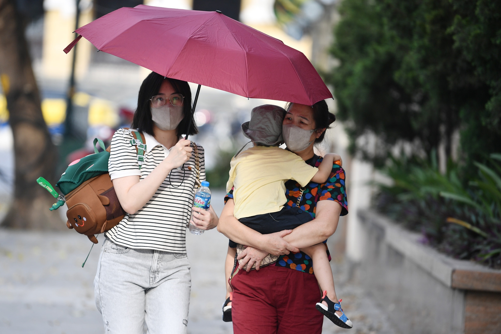 Thời tiết Hà Nội 3 ngày tới: Áp thấp phía tây mở rộng, nắng nóng oi bức