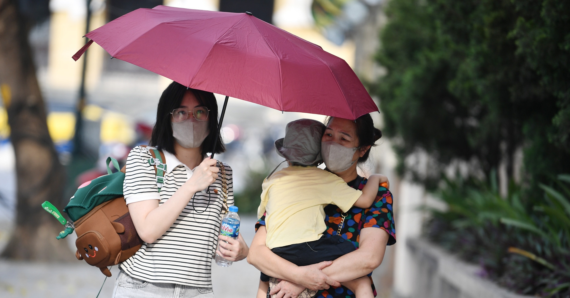 Thời tiết Hà Nội 3 ngày tới: Áp thấp phía tây mở rộng, nắng nóng oi bức