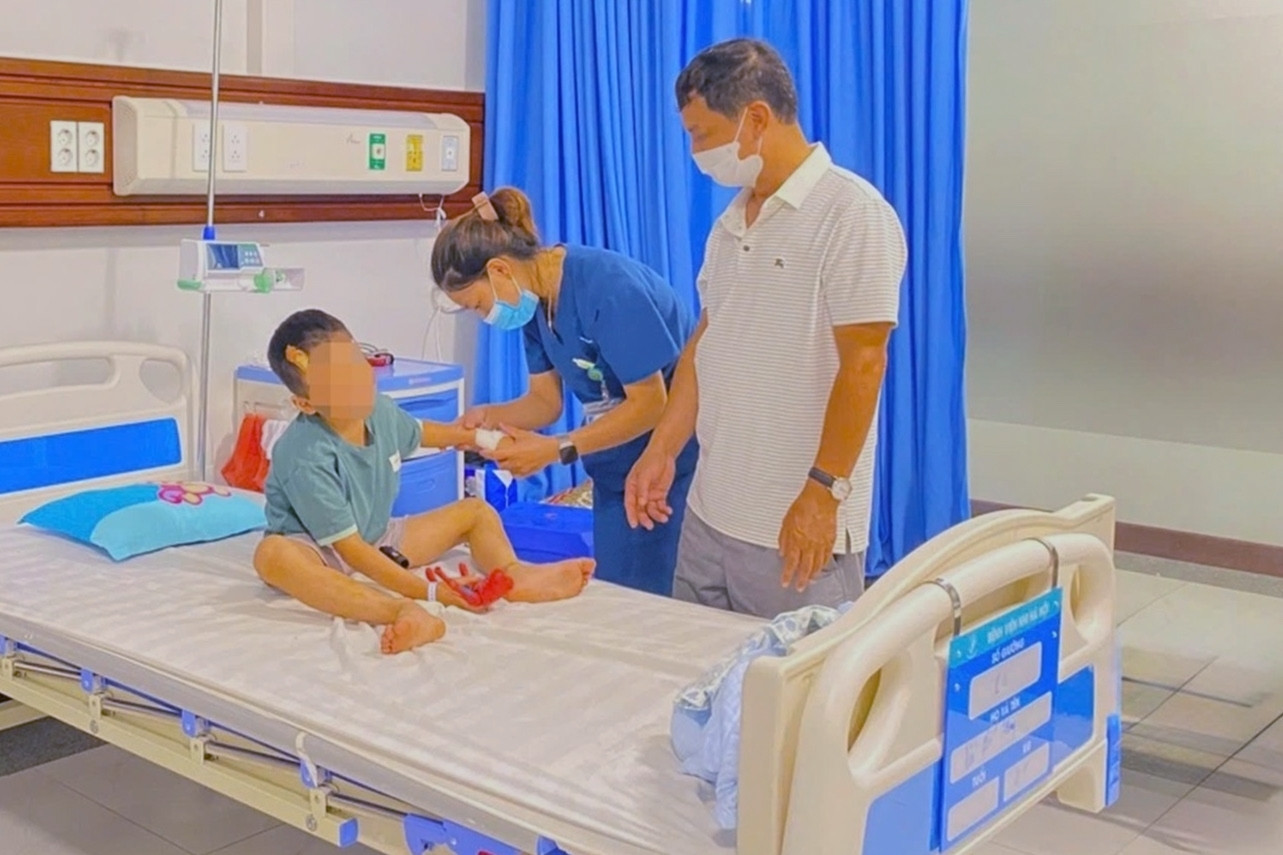 Vụ ô tô đâm liên hoàn ở Hà Nội: Em gái đã cai thở máy, anh trai tỉnh táo