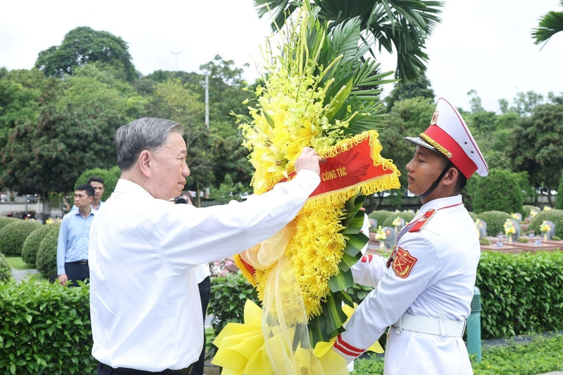 Tổng Bí thư Tô Lâm dâng hương tưởng niệm các anh hùng, liệt sỹ tại Điện Biên
