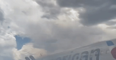 Video máy bay bất ngờ bốc cháy trước khi cất cánh, 179 người sơ tán khẩn cấp