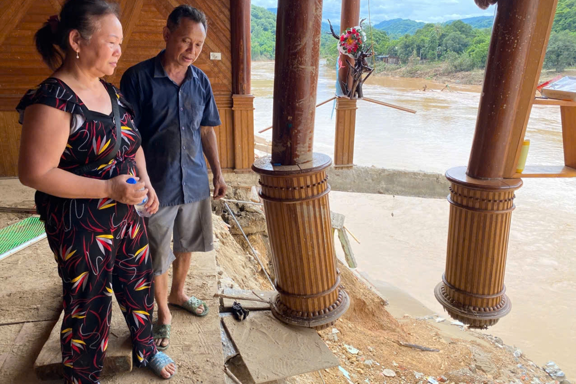 Vượt lũ cứu sản phụ giữa đêm, bác sĩ ở Nghệ An trở về thấy nhà bị cuốn trôi