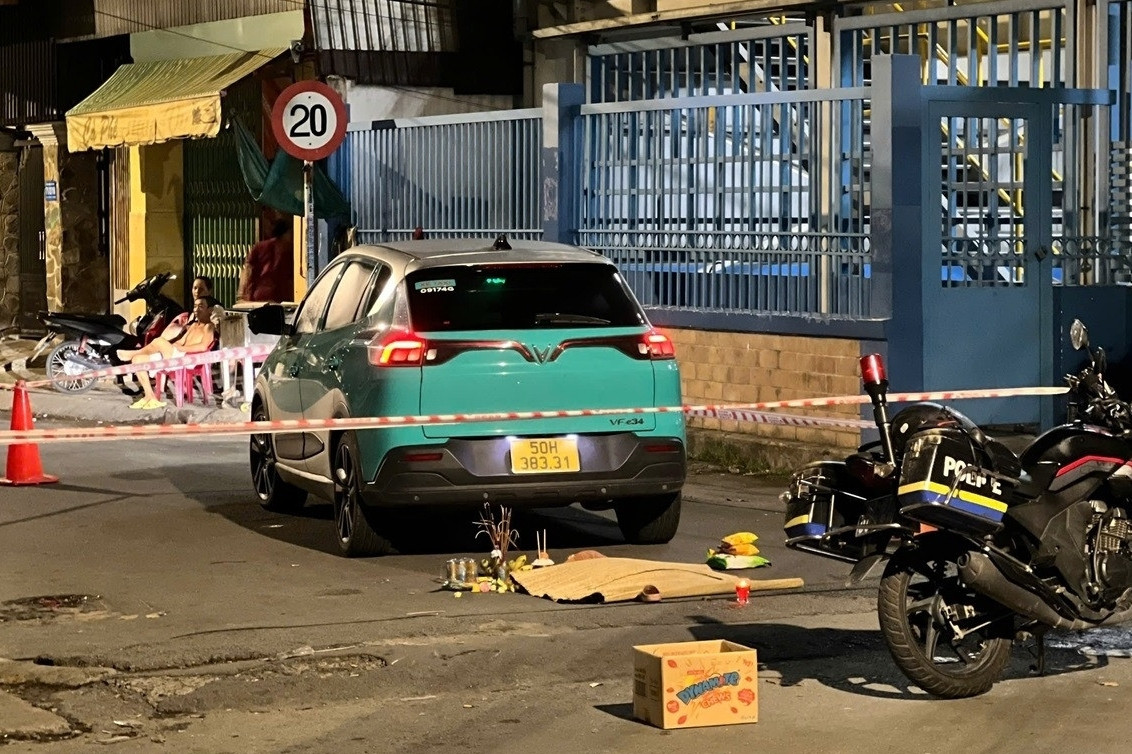 Bản tin trưa 28/7: Đang chơi đùa, bé gái 4 tuổi bị xe taxi công nghệ cán tử vong