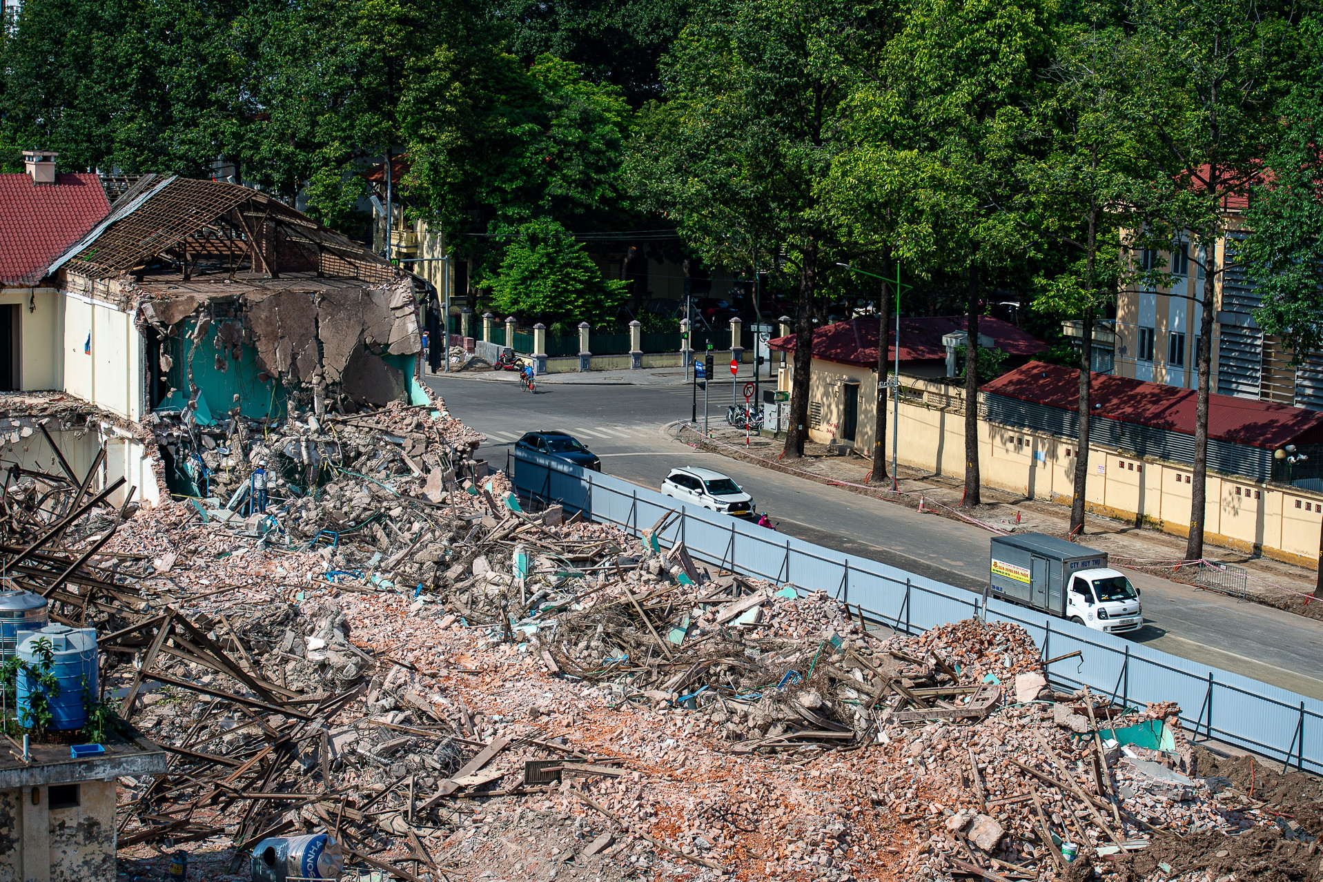 Hình ảnh phá dỡ nhà 61 Trần Phú, mở rộng đường Hùng Vương phục vụ diễu binh dịp 2/9