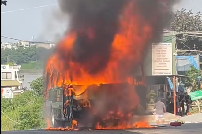 Ô tô bất ngờ bốc cháy ngùn ngụt trước cửa bến tàu du lịch ở Hà Nội