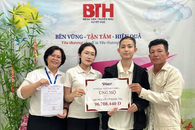 Báo VietNamNet trao hơn 96 triệu đồng tới em Nguyễn Phước Tài mắc ung thư máu