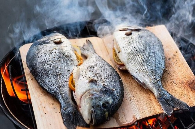 Bật điều hòa ăn cá nướng bằng bếp than, 3 người phụ nữ bất tỉnh, phải đi cấp cứu