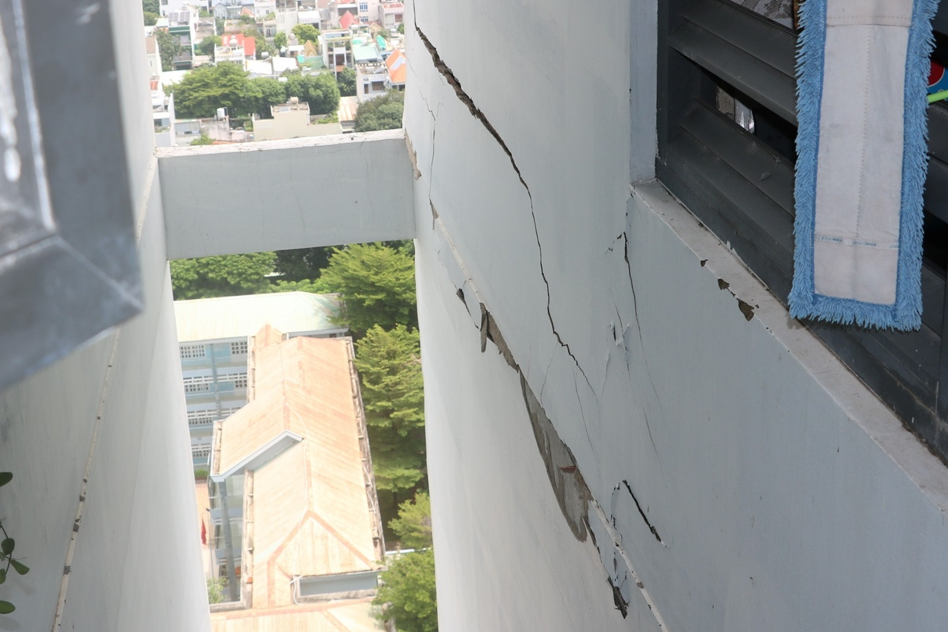 Cận cảnh vết nứt hở dài 4m tại chung cư có 1.800 người dân sống ở TPHCM