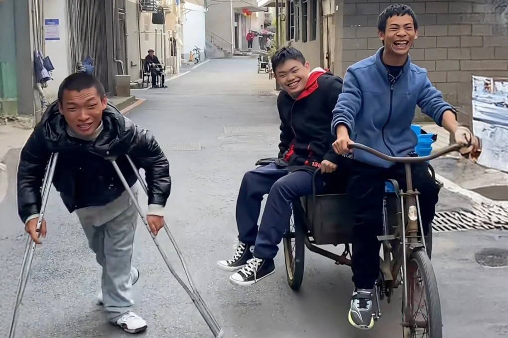 Dân mạng xúc động, tán thưởng 3 chàng trai bại não cùng nhau bán hàng rong