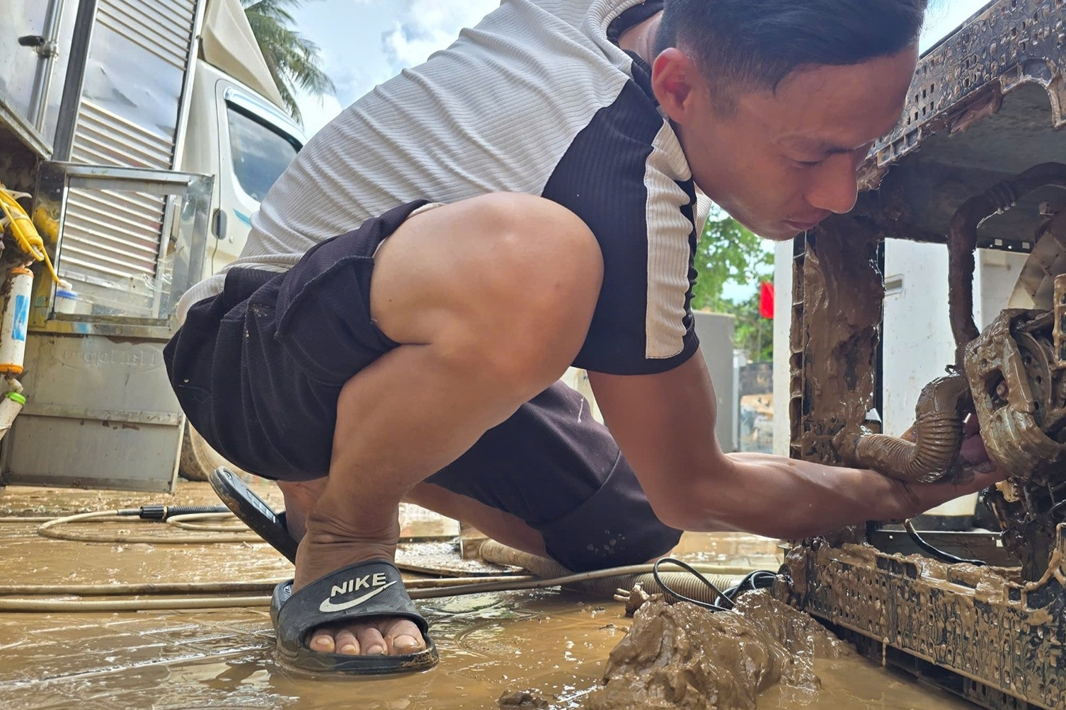Hơn 100 kỹ thuật viên đổ về vùng lũ Nghệ An, sửa đồ miễn phí giúp bà con