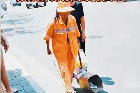 Không ai trông con, mẹ lao công dẫn con trai đi làm giữa trời nắng gây xúc động