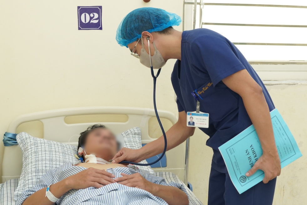 Người đàn ông trẻ suýt chết sau khi bị kiến cắn