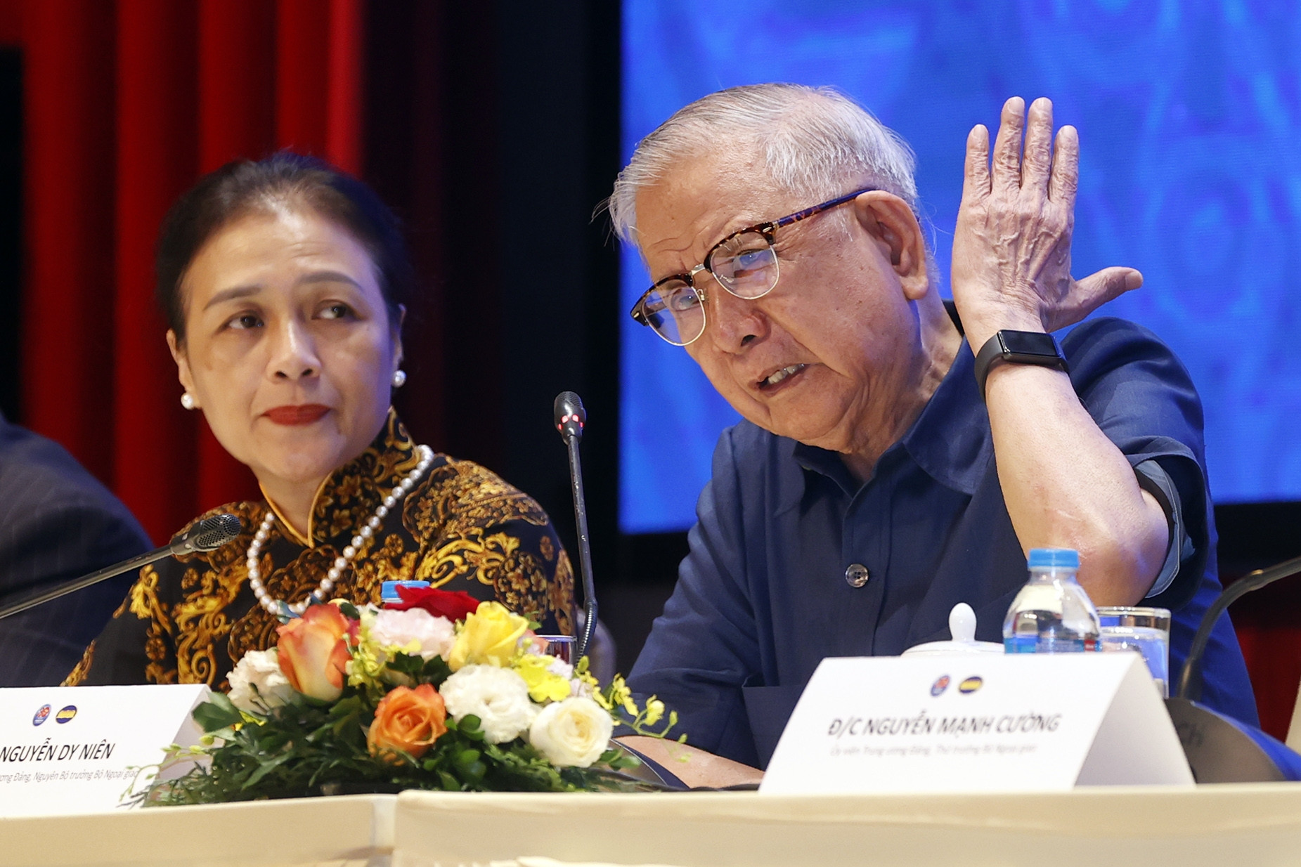 Nguyên Bộ trưởng Ngoại giao với kỷ niệm quần áo phải đi mượn