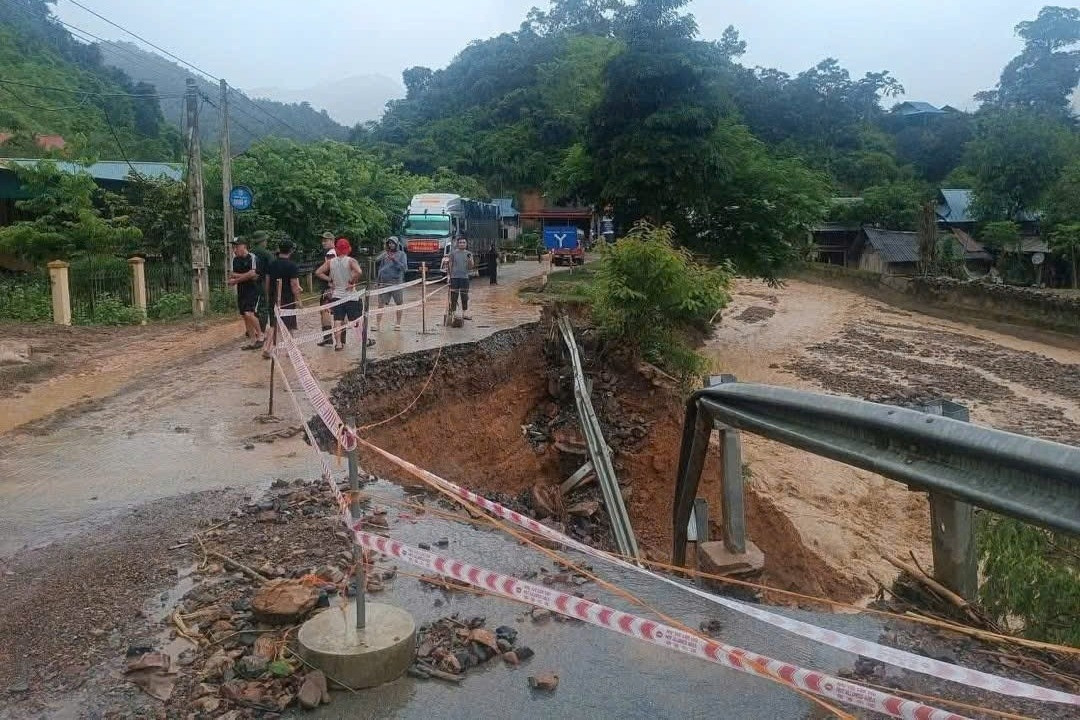 Nhiều đoàn cứu trợ bị mắc kẹt, xã ở Nghệ An phải phát thông báo khẩn