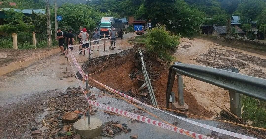 Nhiều đoàn cứu trợ bị mắc kẹt, xã ở Nghệ An phải phát thông báo khẩn